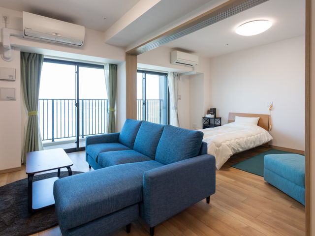 居心地の良い居室 居室 明るく広々とした居室です。リラックスできるソファや快適なベッドが配置され、心地よい生活空間をご提供します。
