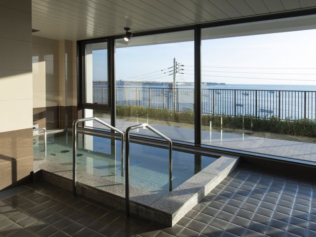 眺望の良い浴室 浴室 開放的な浴室で、利用者様に安らぎの時間を提供するお手伝いをしていただけます。