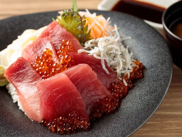 新鮮な刺身の料理 食事 鮮度抜群の刺身を提供し、バランスの良い食事で心身の健康をサポートします。