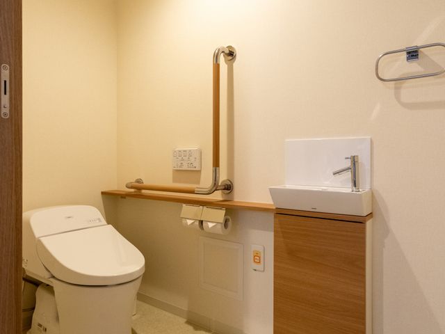安心感あるトイレ空間 トイレ 手すり付きの配慮あるトイレ空間です。清潔感のある設備で、安全にご利用いただけます。