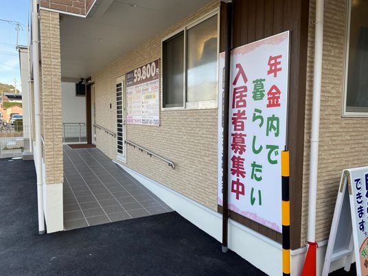 明るい施設の入口
