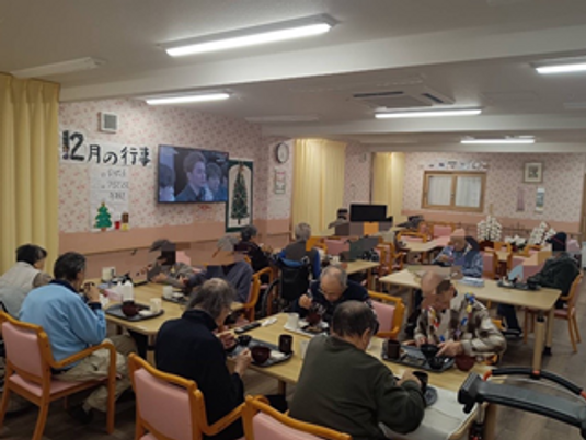 共用スペースでの食事風景