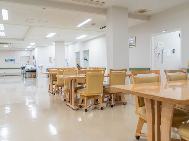 明るいダイニングルーム ダイニングルーム 広々とした明るい空間で、テーブルと椅子が整然と配置されています。