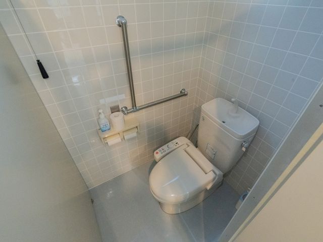 快適な設備のトイレ トイレ 手すり付きで安全に配慮されたトイレです。清潔感があり、使いやすい設計となっています。