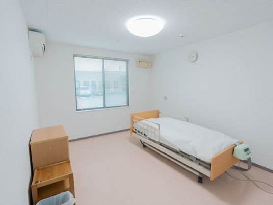 広い窓のある居室