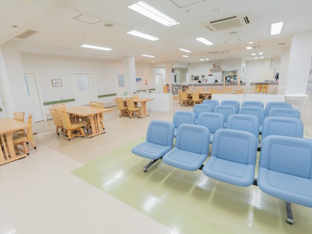 くつろぎのラウンジ ラウンジ ゆったりとした青い椅子が並ぶ広々としたラウンジです。自然光で明るく、リラックスできます。