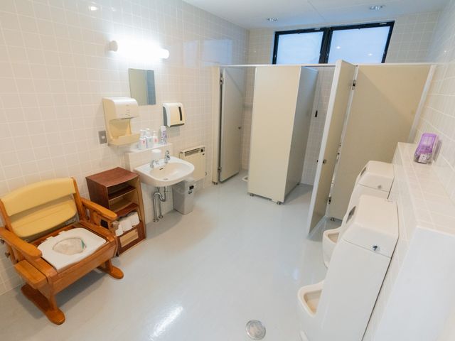 広々とした明るい洗面台 トイレ 広々とした明るい空間には、使いやすい設備が整っています。快適に過ごせる安心の環境です。