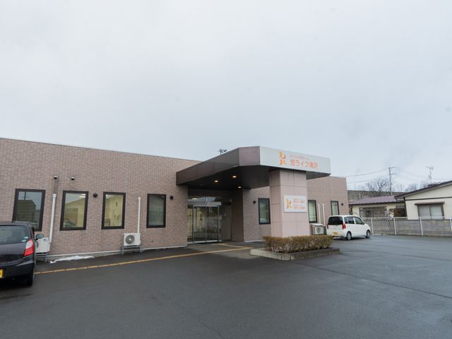 平屋の建物の外観 外観 明るく広々とした平屋の建物です。駐車場には車が停めやすいスペースが確保されています。
