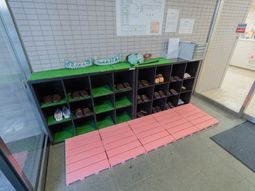 スリッパが並ぶ玄関