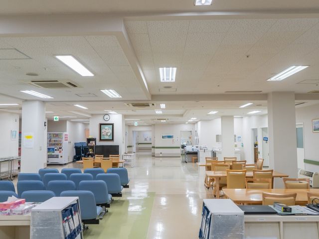 明るい共有スペース リビング 広々とした開放的な空間で、自然光が豊かに差し込みます。くつろぎながら楽しい時間を過ごせます。