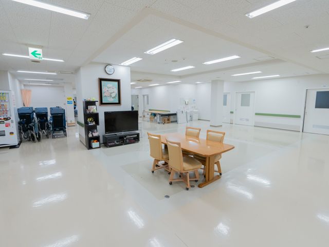 広々としたダイニングルーム ダイニングルーム 広々とした明るい空間です。グループ活動や食事を快適に行うことができます。
