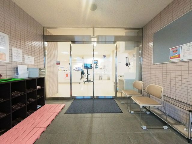 座れる椅子のあるエントランス