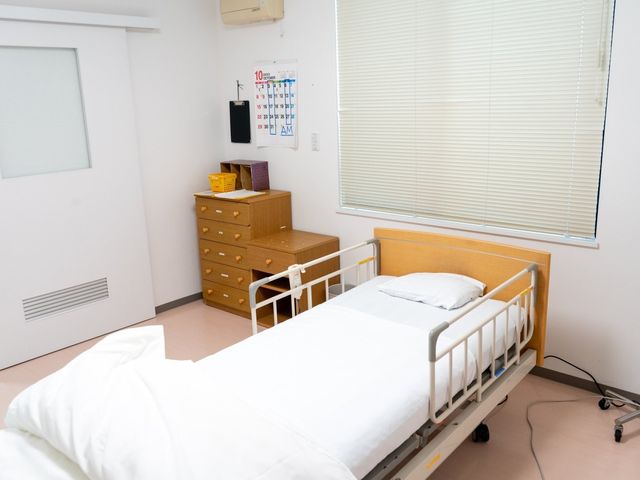 居心地の良い居室 居室 個室は快適な空間で、自然光が優しく差し込みます。リラックスした時間を過ごせます。
