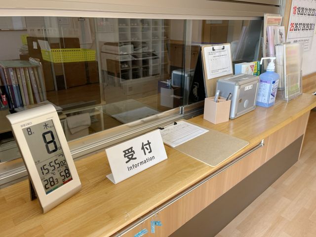 受付スペースの様子 フロント 窓口を通じて明るい印象の受付スペースです。時間も表示されており、待ち時間も見やすいです。