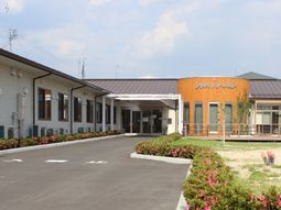 明るい外観の建物