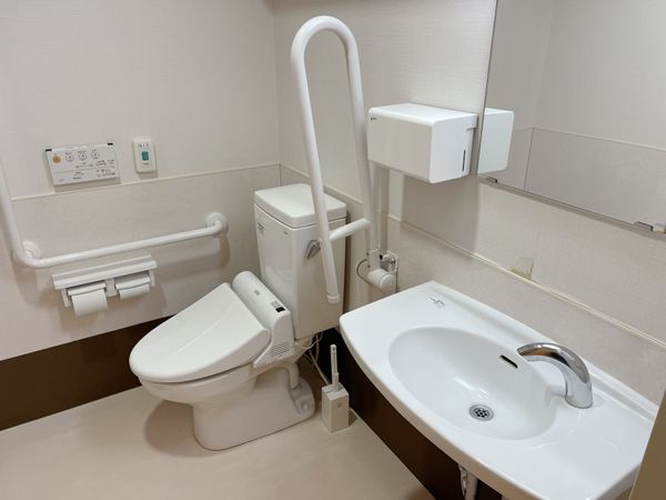 バリアフリー設計のトイレ