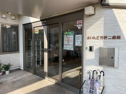 入り口の自動ドアと傘立て