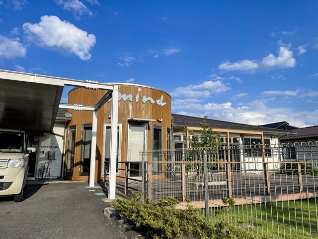 快適な居住空間 エントランス エントランス 広々とした入口はバリアフリー設計で、安全かつ快適にお過ごしいただけます。明るい陽光が差し込む、歓迎する雰囲気の空間です。