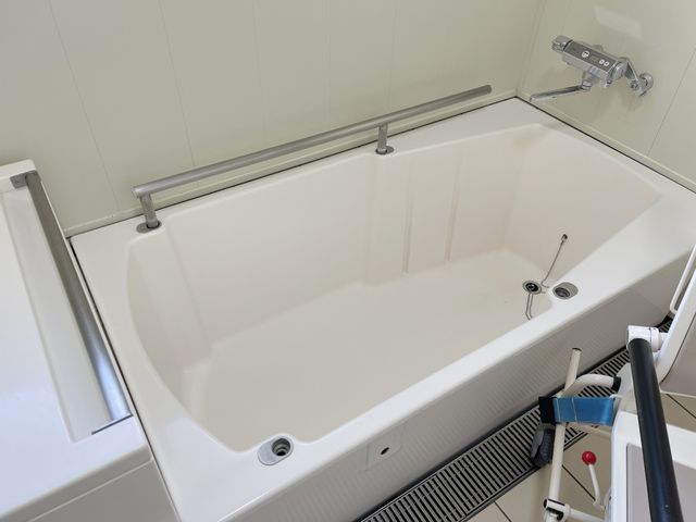 安全設計の浴室 浴室 手すりが設置された清潔な浴室です。快適にご利用いただける環境を整えています。