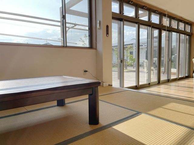 和室の落ち着いた空間 和室 ゆったりとした座卓が置かれ、窓から自然光が差し込む明るい和室です。寛ぎの時間をお過ごしいただけます。