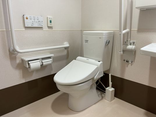 バリアフリー設計のトイレ