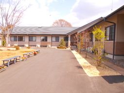 明るい外観の建物