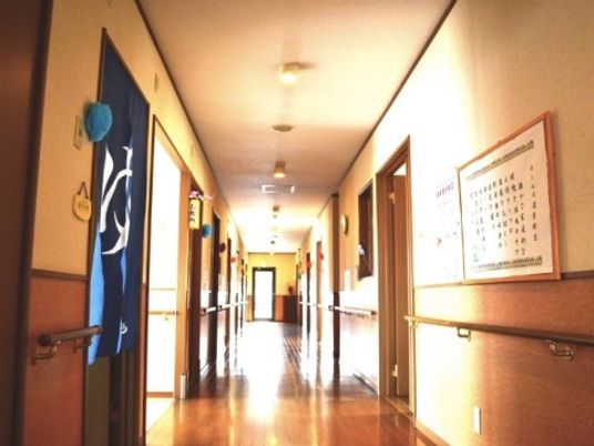 清潔な施設の廊下