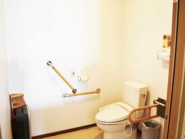 バリアフリー設計のトイレ トイレ 手すり付きで広々としたトイレは、利用者の快適な生活サポートを心掛けています。安全性に配慮した設計で、就業を考える方々にも安心です。