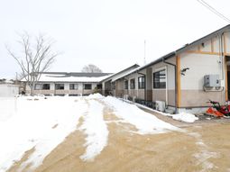 雪景色の中の建物外観