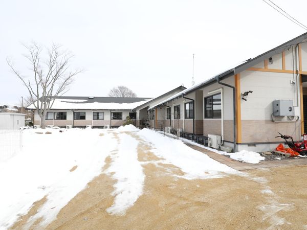 雪景色の中の建物外観