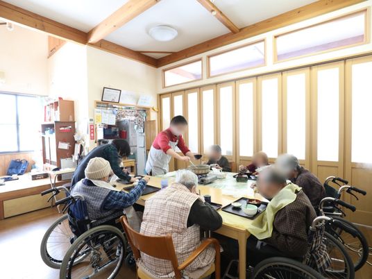 食事の時間の食堂