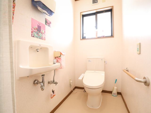 清潔なトイレの一室 トイレ 手すりのついたトイレは、安心してお使いいただける配慮が施されています。清潔感のあふれる空間で、快適な日々を過ごせます。