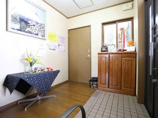 案内掲示と飾り棚のロビー