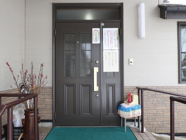 エントランスのスナップ 入口 落ち着いた色合いのエントランスです。清潔感があり、訪れる方を温かく迎えます。