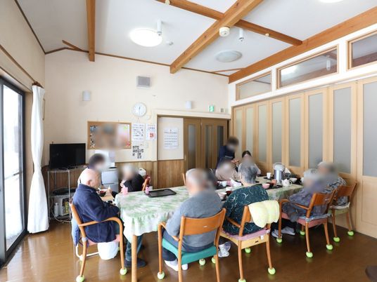 和風な居室の食事の様子