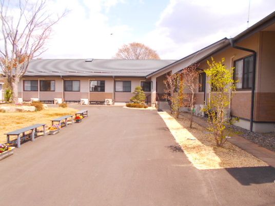 平和な中庭風景