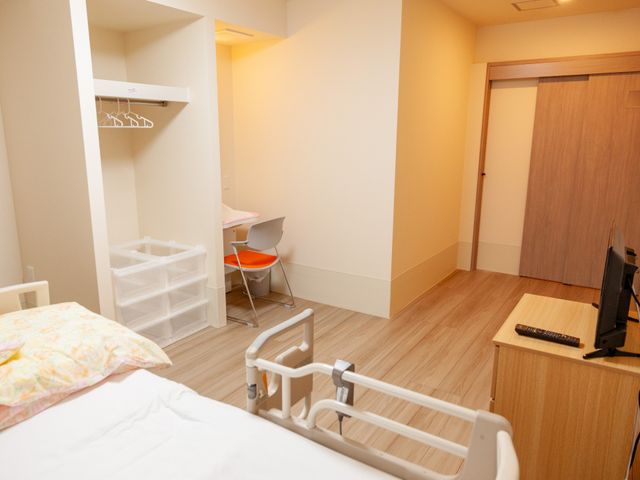 整った居室環境 居室 居心地の良い個室を提供する施設で、温かいケアを一緒に創りませんか。キャリアアップも可能です。