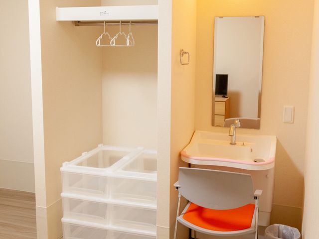 清潔な洗面設備のある居室 居室 整った環境の中で、入居者の方々の日常のサポートを行う、やりがいのあるお仕事です。