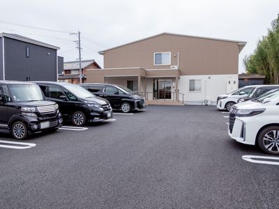 広々駐車場のある外観