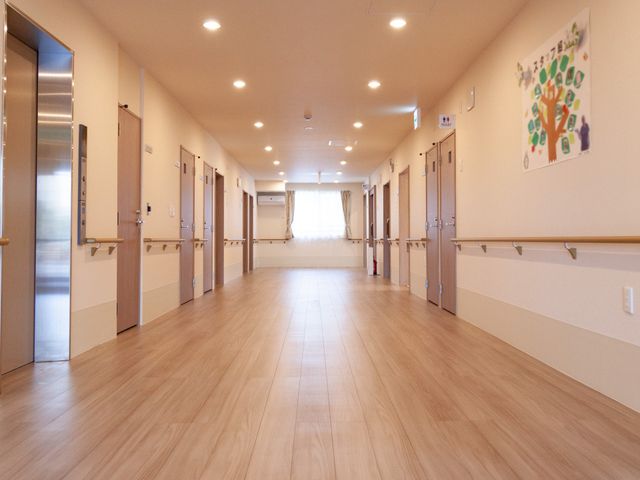 ケア施設の綺麗な廊下 廊下 手入れの行き届いた廊下が広がる職場です。居心地のよい環境でのお仕事をご提供します。