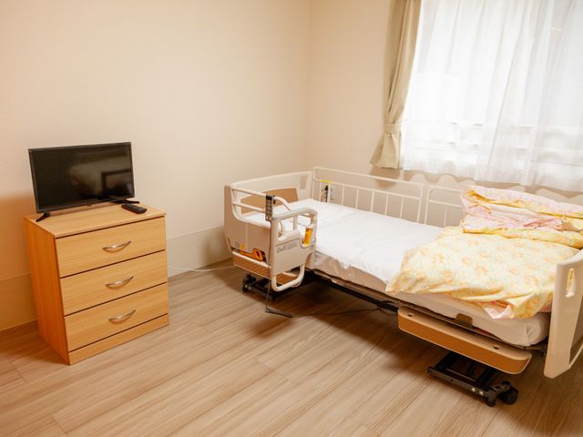 整った居室の一角 居室 居室のメンテナンスを行うスタッフとして、明るく快適な空間づくりに関わる仕事があります。丁寧な環境を支えませんか。