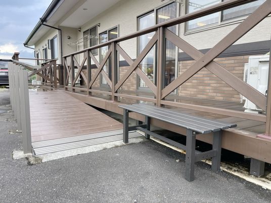 スロープとベンチのエントランス