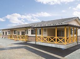 明るい色の外壁の建物