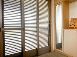 明るいエントランスのドア