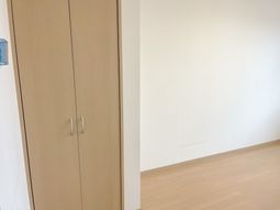 広々した明るい廊下