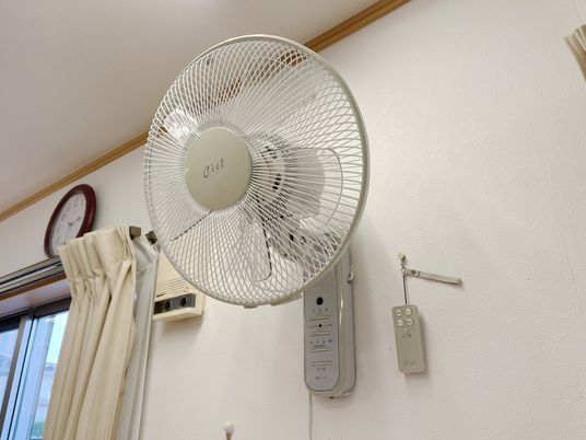 壁掛け扇風機がある居室