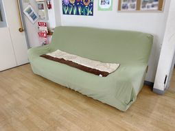 緑のソファが備えられた居室