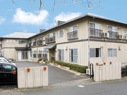 庭付きの平屋建て施設