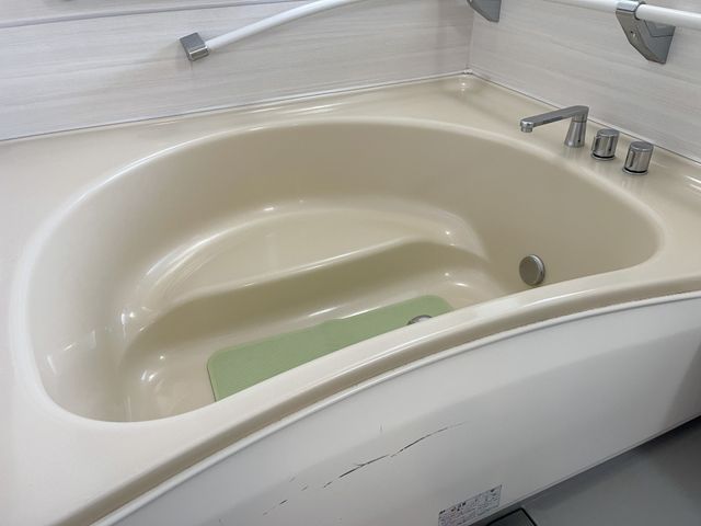 ゆったり浴槽の浴室 浴室 ゆったりサイズの浴槽が設置されており、日々の疲れを癒す時間を提供します。安全に配慮した設計で、安心してご使用いただけます。