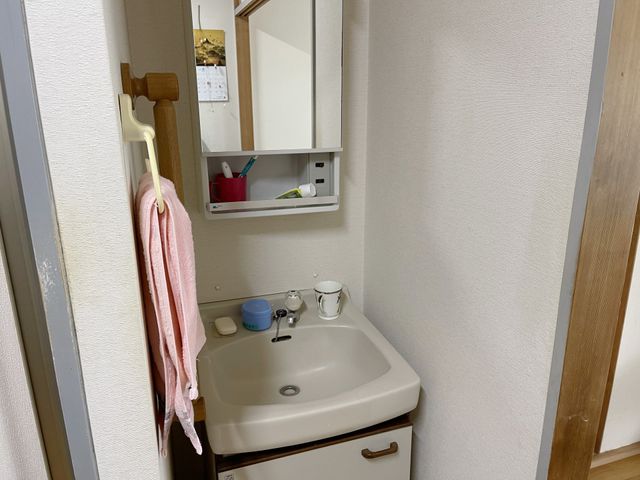 洗面所の清潔な一角 洗面台 手入れが行き届いた洗面台です。日々の身支度に必要な物が整然と配置されており、利用者の快適な生活を支えます。